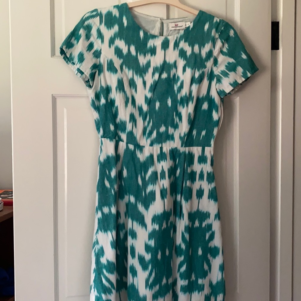 Vineyard Vines dress. Muted green and white